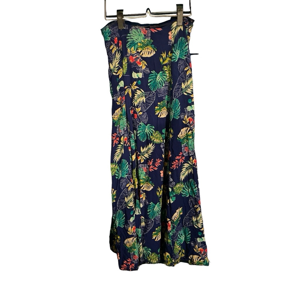 Love J Tropical maxi skirt w/built in half slip. NOT asymmetrical. Size M